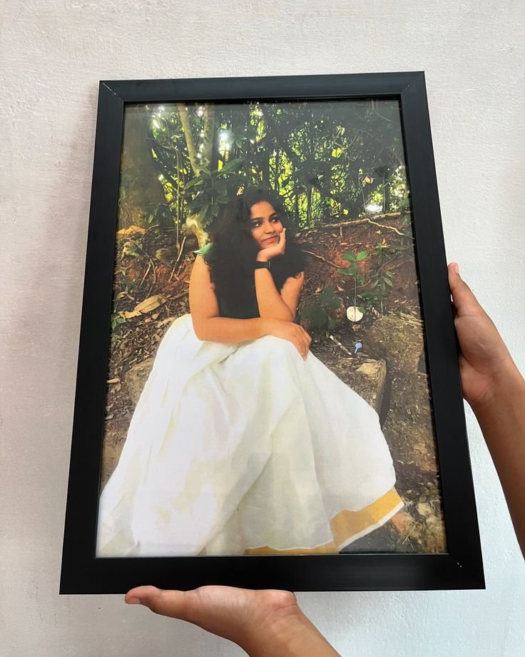 Personalized Full-Bleed Black Border Solo Portrait Frame – Custom Aesthetic Photo Gift